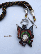 Un collier de perles de verre qui va correspondre à faire un effet que vous souhaitez laisser paraître. Parce que la perle donne incontestablement un style chic. Le collier de perles Jacinthe est composé de perles noires avec insertion de perles or et brune. Le fermoir est idéal pour les personnes qui ont des douleurs aux mains. Il mesure 55 cm incluant le fermoir. Le pendentif mesure 5 cm