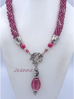 collier de perles Jeanne Ce collier de perles a été créé avec des perles de verre rose et insertion de perles transparente. Le tout terminé par un embout de métal argent et deux grosses perles rose et une petite perle argent et une autre petite perles argent, le fermoir est décoratif et a bascule. Il a une pierre rose ovale. Pièce unique avec son certificat. Longueur 51 cm pendentif 6 cm.