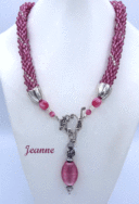 collier de perles Jeanne Ce collier de perles a été créé avec des perles de verre rose et insertion de perles transparente. Le tout terminé par un embout de métal argent et deux grosses perles rose et une petite perle argent et une autre petite perles argent, le fermoir est décoratif et a bascule. Il a une pierre rose ovale. Pièce unique avec son certificat. Longueur 51 cm pendentif 6 cm.