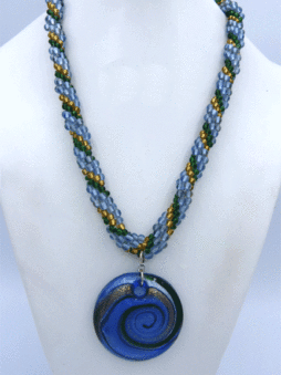 Collier lumineux et super élégant est fait dans les couleurs vert, or, bleue, c’est une tendance très célèbre de nos jours. Le modèle de ce crochet convient à n’importe quelle robe et apporte un effet de charme spécial. Il est fini avec un fermoir amusant et décoratif qui est idéal pour les personnes qui ont des douleurs aux mains. Il mesure 61 cm.