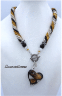 Collier de perles Laurentienne Sa conception se compose de perles de verre transparentes avec insertion de perles or et noires . Long. 48 cm pendentif magnifique coeur de couleur or noir et transparent pendentif est de 3 cm 1/2