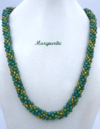 collier de perles Marguerite. Il est composé de perles vertes qui miroitent et insertion de perles or. Le tout terminé par un petit cone argent et une grosse perle or et une plus petite verte. Le fermoir est à bascule