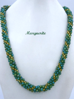 collier de perles Marguerite. Il est composé de perles vertes qui miroitent et insertion de perles or. Le tout terminé par un petit cone argent et une grosse perle or et une plus petite verte.  Le fermoir est à bascule