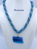 Collier de perles élégant, unique, confortable, avec fermoir pratique.