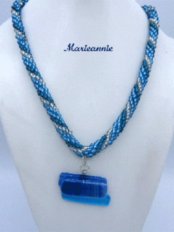 Ce magnifique collier de perles verre possède un pendentif qui est aussi une création unique de Mme Diane Gagné. Ce collier de perles de verre est élégant servira d’accessoire parfait pour toutes  vos tenues. Fabriqué dans la technique de crochet de perle. Très flexible et confortable à porter. Le fermoir de ce collier de perles de verre  est idéal pour les personnes qui ont de la difficulté avec leurs mains.