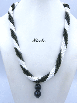Il est composé de perles noires transparente avec insertion de perles blanches et le pendentif qui est de perles noires transparentes. Longueur 59 cm incluant le fermoir. Pendentif 3 cm. Sans taxe et la livraison est gratuite au Québec,