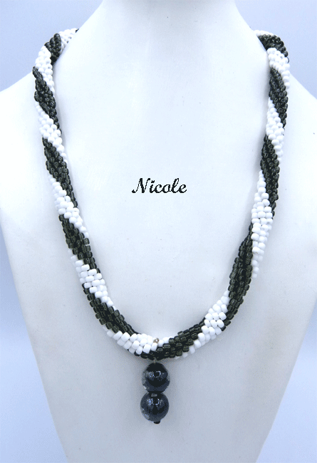 Il est composé de perles noires transparente avec insertion de perles blanches et le pendentif qui est de perles noires transparentes. Longueur 59 cm incluant le fermoir. Pendentif 3 cm. Sans taxe et la livraison est gratuite au Québec,