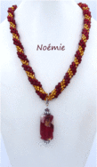 Collier de perles Noémie. Fait avec des perles or et insertion de perles rouge le tout terminé par un fermoir a bascule. Dans le centre in a un magnifique pendentif  rectangulaire rouge avec insertion de couleur or. IL  mesure 54 cm  Pièce unique qui est livrée avec son certificat