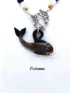 Ce collier de perles  est une  pièce unique, Fermoir décoratif est idéal pour les personnes qui ont des couleurs aux mains. La pièce de verre est un poisson le cadeau parfait pour la personne née sous le signe du poisson.  Un collier précieux, raffiné et élégant. En diagonale technique tubulaire avec crochet, les perles sont de couleur transparente avec insertion de perles noires et or. La flexibilité et le poids sont un atout. Les perles de qualité plus élevées offrent également éclat et une précision inégalée. La starlette qui dort en vous saura faire retourner les regards. Cette création a été faite à la main.  Avec ce collier de perles , il y a un certificat qui prouve son authenticité.  Longeur57 cm pendentif: 3 cm X 6 cm.