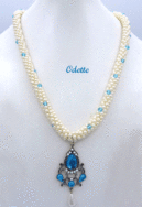 Ce collier est crocheté avec des perles de satin de couleur blanche, additionné de perles de couleur bleue. Lumineux, collier fait de perles de haute qualité. Ce collier est entièrement à la main. Ce bijou conviendra pour toutes les occasions, il complète toutes les tenues et faire de votre image unique ! Le fermoir de couleur argent est un fermoir à bascule. Collier de crochet de perle, cadeau d’épouse et de maman pour son anniversaire. Cadeau pour grand-mère. Il mesure 54 cm et pendentif fait 6 cm incluant la perle de finis.  Le pendentif possède des perles de verre bleues avec métal argent et le  tout terminé par une perle blanche.