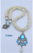 Ce collier est crocheté avec des perles de satin de couleur blanche, additionné de perles de couleur bleue. Lumineux, collier fait de perles de haute qualité. Ce collier est entièrement à la main. Ce bijou conviendra pour toutes les occasions, il complète toutes les tenues et faire de votre image unique ! Le fermoir de couleur argent est un fermoir à bascule. Collier de crochet de perle, cadeau d’épouse et de maman pour son anniversaire. Cadeau pour grand-mère. Il mesure 54 cm et pendentif fait 6 cm incluant la perle de finis. Le pendentif possède des perles de verre bleues avec métal argent et le tout terminé par une perle blanche.