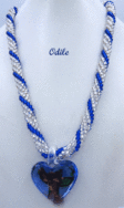 Ce magnifique collier est réalisé avec des perles de verre  transparentes et une insertion de perles bleues Ce collier est sûr de devenir un de vos accessoires préférés, celui que vous pouvez porter avec presque n’importe quoi dans votre garde-robe. Il se porte avec une tenue très chic ou un jean. Il mesure 55 centimètres son pendentif fait 4 centimètres
