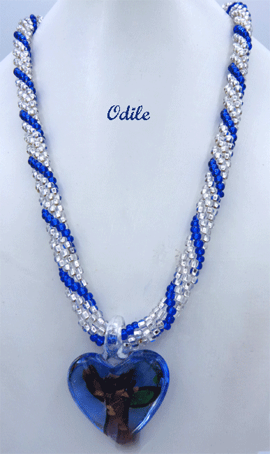 Ce magnifique collier est réalisé avec des perles de verre transparentes et une insertion de perles bleues Ce collier est sûr de devenir un de vos accessoires préférés, celui que vous pouvez porter avec presque n’importe quoi dans votre garde-robe. Il se porte avec une tenue très chic ou un jean. Il mesure 55 centimètres son pendentif fait 4 centimètres