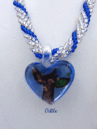 Ce magnifique collier est réalisé avec des perles de verre transparentes et une insertion de perles bleues Ce collier est sûr de devenir un de vos accessoires préférés, celui que vous pouvez porter avec presque n’importe quoi dans votre garde-robe. Il se porte avec une tenue très chic ou un jean. Il mesure 55 centimètres son pendentif fait 4 centimètres