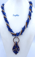 Collier de perles fait au crochet. Couleurs bleues, avec insertion de perles de verre transparentes et brunes. Son pendentif est en verre en forme de larme possède des couleurs d’argent bleu et brun Classique, mais chic, coloré, et discret. Cette saison, le collier crocheté honora la princesse des temps modernes qui sommeille en vous.