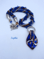 Collier de perles fait au crochet. Couleurs bleues, avec insertion de perles de verre transparentes et brunes. Son pendentif est en verre en forme de larme possède des couleurs d’argent bleu et brun Classique, mais chic, coloré, et discret. Cette saison, le collier crocheté honora la princesse des temps modernes qui sommeille en vous.