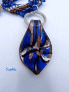 Collier de perles fait au crochet. Couleurs bleues, avec insertion de perles de verre transparentes et brunes. Son pendentif est en verre en forme de larme possède des couleurs d’argent bleu et brun Classique, mais chic, coloré, et discret. Cette saison, le collier crocheté honora la princesse des temps modernes qui sommeille en vous.