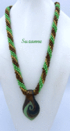 Le collier Suzanne de notre collection Métiers d’Art et Cadeaux est définitivement le nouveau favori. Ce collier est en plus passe-partout et fait avec un magnifique mélange de perles de couleurs vertes, brunes et or. Ce collier est parfait pour porter avec une tenue contractée ou sport fermoir pour personnes qui ont des douleurs aux mains. Mesure (59cm). Le pendent en verre mesure 6cm ce dernier vient avec son certificat d’authenticité.