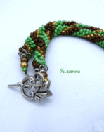 Le collier Suzanne de notre collection Métiers d’Art et Cadeaux est définitivement le nouveau favori. Ce collier est en plus passe-partout et fait avec un magnifique mélange de perles de couleurs vertes, brunes et or. Ce collier est parfait pour porter avec une tenue contractée ou sport fermoir pour personnes qui ont des douleurs aux mains. Mesure (59cm). Le pendent en verre mesure 6cm ce dernier vient avec son certificat d’authenticité.