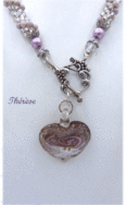 Il est fait de perles de verre transparentes avec insertion de perles rose-mauve. Le pendentif est argent avec du rose un peu de bronze. Ce collier de perles sera un excellent ajout à votre collection de pièces uniques ou un cadeau merveilleux à une personne très spéciale La longueur est d’environ 54 cm. Le diamètre est d’environ 3 cm. Ce collier est une œuvre unique et originale, Ce collier vient avec son certificat d’authenticité,
