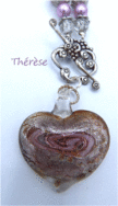 Collier de perles Thérèse. Collier de perles transparente avec insertion de perles mauve-rose et un pendantif avec un fermoir argent a bascule.. La longueur est d’environ 54 cm. Le diamètre est d’environ 3 cm. Le pendentif est argent avec du rose un peu de bronze.