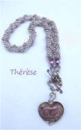 Collier de perles Thérèse. Collier de perles transparente avec insertion de perles mauve-rose et un pendantif avec un fermoir argent a bascule.. La longueur est d’environ 54 cm. Le diamètre est d’environ 3 cm. Le pendentif est argent avec du rose un peu de bronze.