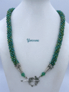 Collier lumineux et super élégant est fait dans les couleurs vert, or, bleue, c’est une tendance très célèbre de nos jours. Le modèle de ce crochet convient à n’importe quelle robe et apporte un effet de charme spécial. Il est fini avec un fermoir amusant et décoratif qui est idéal pour les personnes qui ont des douleurs aux mains. Il mesure 61 cm.