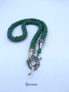 Collier lumineux et super élégant est fait dans les couleurs vert, or, bleue, c’est une tendance très célèbre de nos jours. Le modèle de ce crochet convient à n’importe quelle robe et apporte un effet de charme spécial. Il est fini avec un fermoir amusant et décoratif qui est idéal pour les personnes qui ont des douleurs aux mains. Il mesure 61 cm.