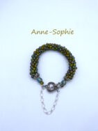 Ce bracelet allie à la perfection son éclat argent du métal à la luminosité des perles. Il est terminé par en embout en métal une grosse perle miroitante le bleu et le vert et une autre petite perle dans les mêmes couleurs. Il est terminé par un fermoir a bascule en forme de coeur et une chaîne de sécurité. Il a été réalisé avec des perles de rocaille Il mesure 20 cm