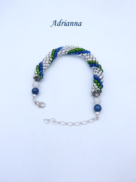 Bracelet de perles Adrianna il se compose de perles de verre transparentes et insertion de perles bleues et vertes. Il est terminé par des embouts de métal argent et une grosse perle transparente et une autre bleue. Son fermoir est une pince de homard avec une chaîne pour un ajustement.Longueur:20 à 26