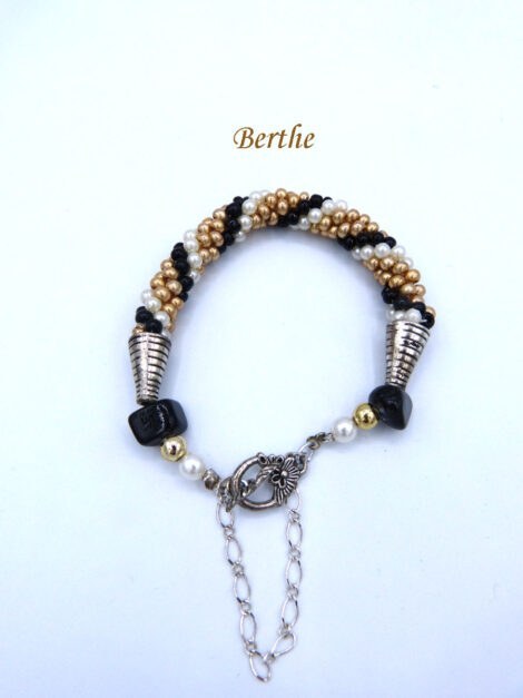 Bracelet de perles de verre Berthe. Bracelet fait de perles de verte avec insertion de perles brunes. La finition est en argent et le fermoir pince de homard. Il mesure 20 à 25 cm.