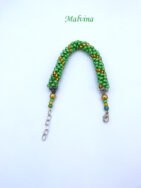 Ce bracelet de perle est fait de perles tchèques de haute qualité. Ce bracelet est composé de perles bleues. Il est terminé avec un embout de métal argent et un fermoir a bascule en forme de coeur. Il y a aussi une petite chaîne de sécurité. Il mesure 20 cm.