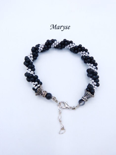 Bracelet Maryse est fait de perles tchèques noires avec insertion de perles argent et un embout argent. Il a un fermoir e pince de homard avec une chaîne pour un meilleur ajustement. Il mesure:20 à 23 cm.