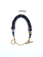 Bracelet de perles Odette, ce dernier est fait au crochet, est composé de perles noires avec insertion de perles or. Il est terminé par de petits embouts or et une perle or une autre noire et un fermoir a bascule or qui est aussi très décoratif. Il mesure 20 cm.