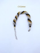 Bracelet de perles de verre ,il se compose de billes de verre transparent fin avec une insertion d'or et de perles noires. Il mesure 19 à 23 cm Il est terminé avec un fermoir argent pince de homard et une chaînette pour bien l'ajuster.