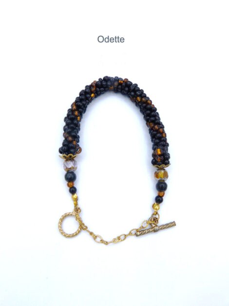 Bracelet unique fait main, tissé en perles rocailles les perles sont brunes avec insertion de perles or et son fermoir a bascule est or avec une chaîne de sécurité. Sa longueur est de 20 cm.