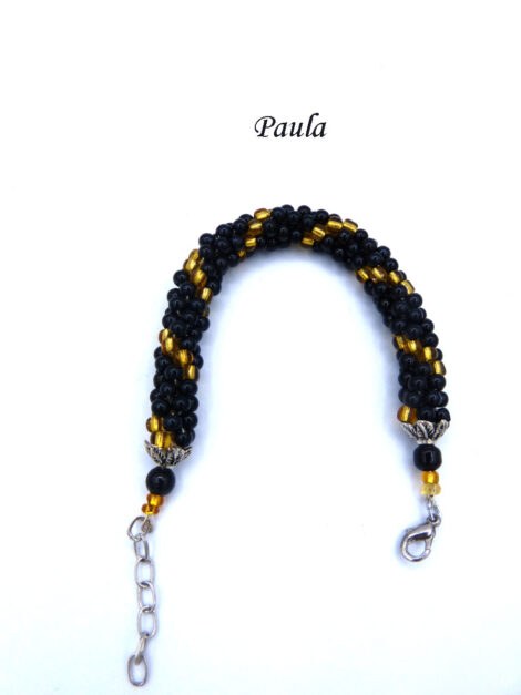 Paula ce bracelet se compose de perles blanches avec insertion de perles or et noires Il mesure:18 à 22 cm. Il est terminé avec un fermoir argent pince de homard et le tout terminé avec une petite chaîne afin de faire un ajustement.