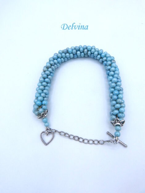 Ce bracelet de perle Delvina a est fait de perles tchèques de haute qualité. Ce bracelet est composé de perles bleues terminées par des embouts de métal argent et un fermoir a bascule en argent qui a la forme d'un coeur. Il possède aussi une petite chaîne de sécurité. Il mesure 20 cm.