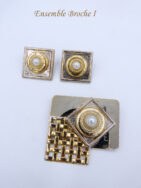 Bijoux mode entièrement fait à la main. Broche installé sur une base de métal rectangulaire unie surmonté d'un carré modèle filet or et un autre carré sur lequel est assis une perles blancheBoucles d’oreilles pour oreilles percées. Elles mesurent 2 cm. Broche de 4 cm x 3 cm