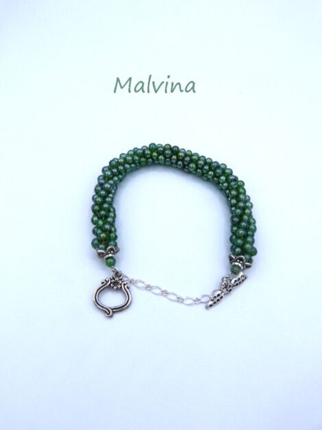 Le bracelet Malvina est fait avec des perles miroitantes différent vert, il est terminé par un embout de métal argent et une autre petite perle verte. Il possède un fermoir a bascule en forme de papillon et une chaîne de sécurité. Il mesure 17 cm.