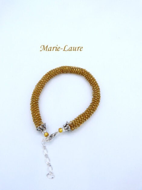 Bracelet de perles de verre Maire-Laure. Il est composé de perles or la finition est avec un embout de métal et une petite perle transparence et une autre perle or. Il a un fermoir pince de homard avec une chaîne pour un ajustement, Longueur:20 cm