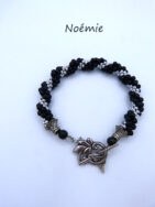 Bracelet de perles argent et de perles noires. Les perles noires sont surélevées et les perles argent sont un peu plus petites, le tout terminé avec un embout en métal argent et une petite perle noire. Ce bracelet se termine par un joli fermoir a bascule et une petite chaîne de sécurité. Il mesure 21 cm.