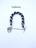 Bracelet de perles argent et de perles noires. Les perles noires sont surélevées et les perles argent sont un peu plus petites, le tout terminé avec un embout en métal argent et une petite perle noire. Ce bracelet se termine par un joli fermoir a bascule et une petite chaîne de sécurité. Il mesure 21 cm.