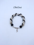Ce bracelet  est composé de perles  verre transparent avec insertion de perles noires il se termine par un embout de couleur argent et une grosse perle noire. Il a un fermoir a pince de homard et une chaîne pour un meilleur ajustement. Il mesure de 18 cm à 21 cm.