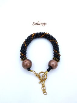 Bracelet  Marie Solange est faite de perles tchèques de haute qualité. Il se compose de perles noires avec insertion de perles brune et terminée par un embout de métal or et une grosse perle brune et une petite perle noire., le tout terminé par un fermoir a bascule or et une chaîne de sécurité couleur or. Longueur : 17 cm)