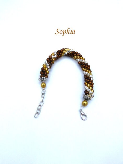 Bracelet de perles de verre Sophia. Il est composé de perles de verre brunes avec insertion de perles or et de verre transparent. Le tout se termine avec des embouts de métal et une autre perle or. Il a un fermoir pince de homard argent avec une chaîne pour un ajustement. Il mesure : 16 à 20 cm