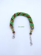 Ce bracelet est fait de perles tchèques de haute qualité. Ce bracelet est composé de perles vertes avec insertion de perles or et brune, il a été crocheté et est terminé par un embout en métal et de petites perles or, vertes et brunes. Le fermoir est une pince de homard en métal argent et une petite chaîne pour bien ajuster. Ce bracelet mesure de 20 à 21 cm.