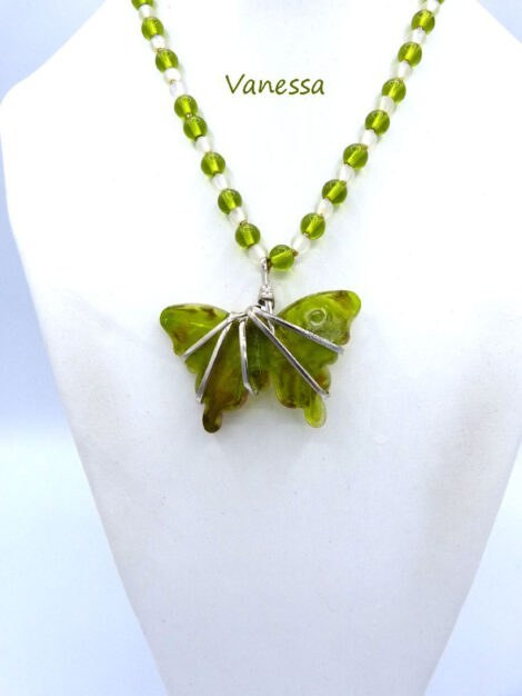 Collier de perles Vanessa de couleur vert. Il est composé d'un pandantif