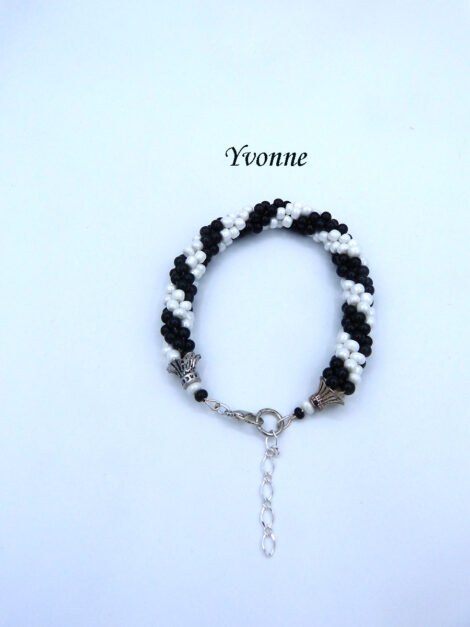 Bracelet de perles Yvonne, il est composé de perles noires et blanches terminées par des embouts en métal argent et une petite perle blanche et une autre noire. Il a un fermoir a pince de homard et une chaîne pour mieux l'ajuster Longueur:21 à 25 cm