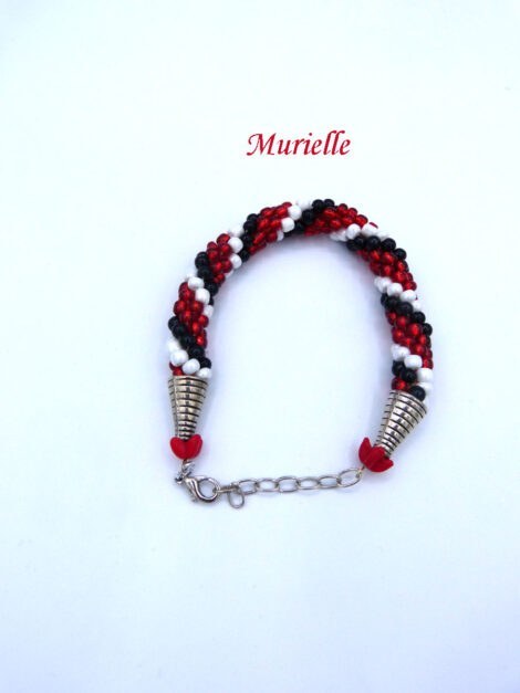 Bracelet Murielle est composé de perles rouges avec insertion de perles blanches et noires, le tout terminé par des embouts de métal argent et une autre petite perle rouge. Son fermoir est pince de homard avec une chaîne pour un meilleur ajustement. Longueur : 19 à 23 cm)